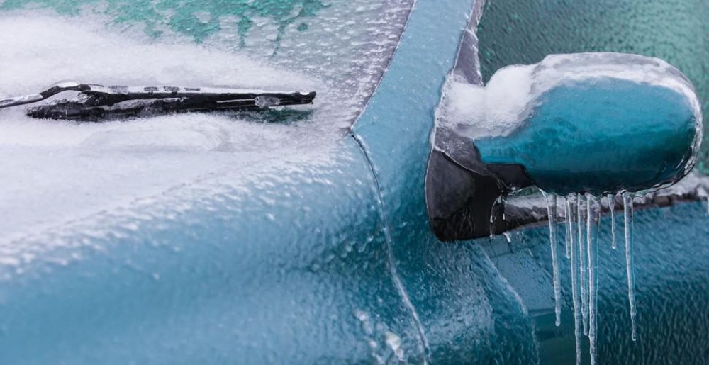 Cum să dezgheți rapid parbrizul mașinii iarna. Trucul simplu pe care ar trebui să-l știe orice șofer